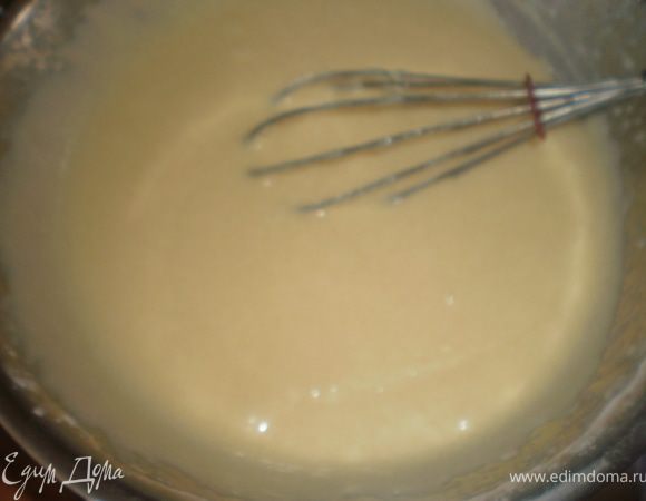Добавить яичную смесь в муку. Тщательно размешать.