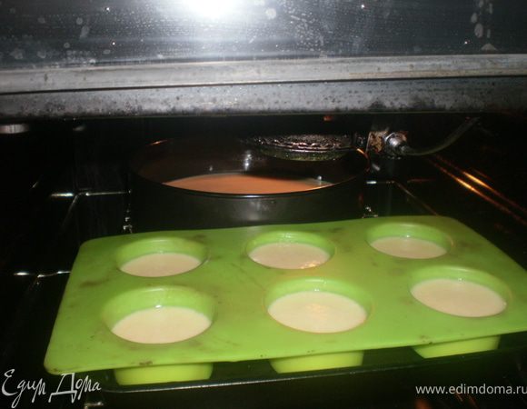 У меня круглая разъемная и для маффинов.