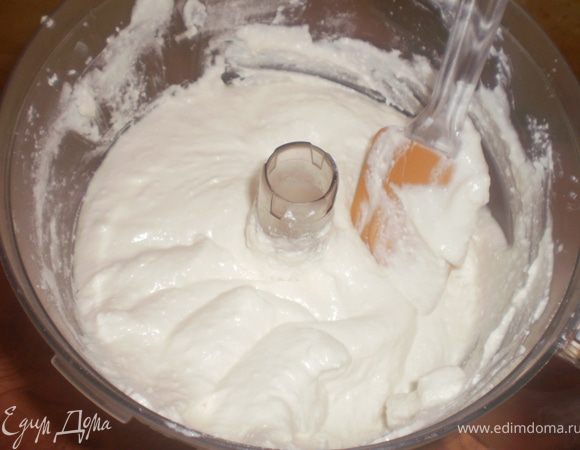 Взбить творог, сметану и сахар.