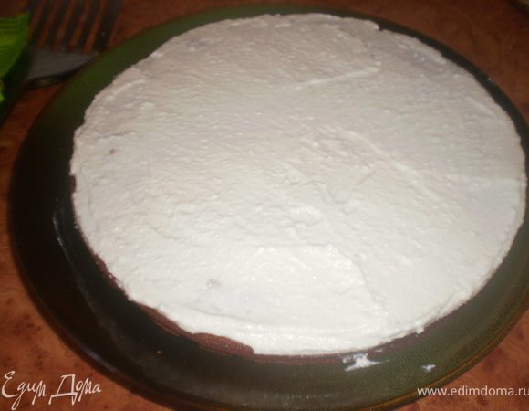  Корж разрезать, промазать кремом.