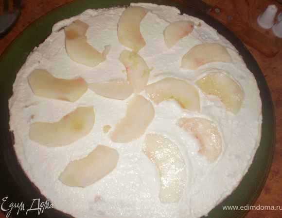 Персики очистить и нарезать дольками. Выложить на крем.