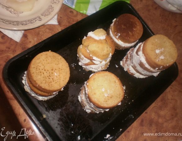 Кексики разрезать и промазать кремом, формируя башенки разной высоты.