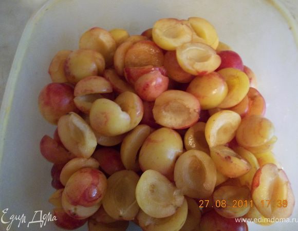 готовим сливы: моем, убираем косточки.