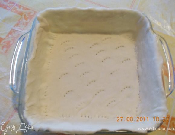 Когда я тесто из холодильника достала, то поняла, что или теста много или форма маленькая. Форму менять я не собиралась, поэтому тесто разделила пополам. Одну половину убрала обратно в холодильник, а другую раскатала и выложила в форму, смазанную маслом, наколола вилкой, и в духовку, минут на 15.