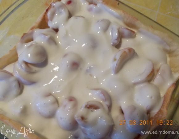 взбиваем творог с загустителем и сахарной пудрой. На основу выкладываем сливы, заливаем творожным кремом, убираем в холодильник.