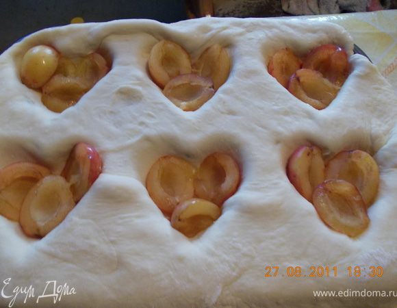 Теперь расскажу, что сделала с оставшимся тестом. Раскатала, положила в формочки, на тесто сливы,
