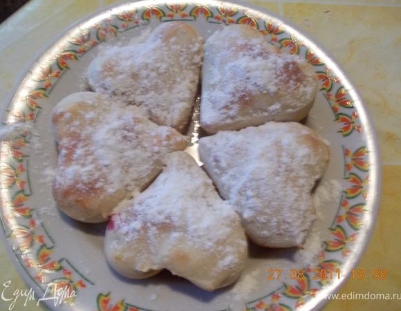 достаём сердечки, посыпаем сахарной пудрой...