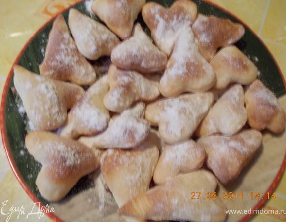 остатки теста я просто раскатала, вырезала с помощью формочек сердечки и отправила в духовку. готовые печеньки посыпала сахарной пудрой. Тут уж тесто кончилось. Приятного чаепития!