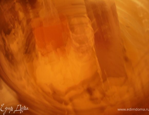 Взбить масло со згущенкой.