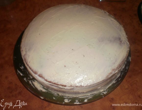 Покрыть торт масляным кремом, тщательно разровнять. Охладить.