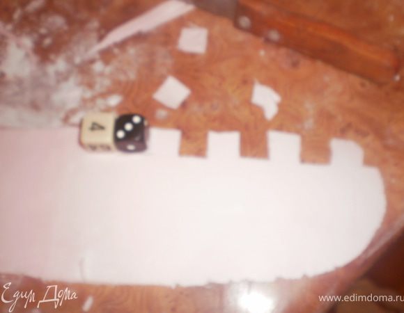 При помощи двух кубиков вырезаем зубцы на крепостную стену.