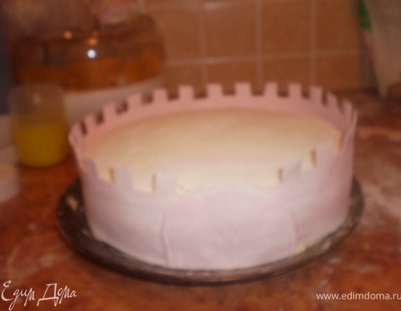 Из розовой мастики делаем ворота. Прикрепляем "крепостную стену" и ворота.