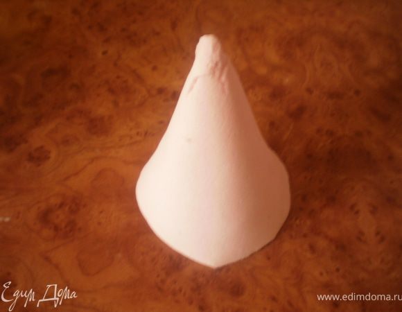 Покрываем конусы розовой мастикой. Это крыши, их 5 штук.