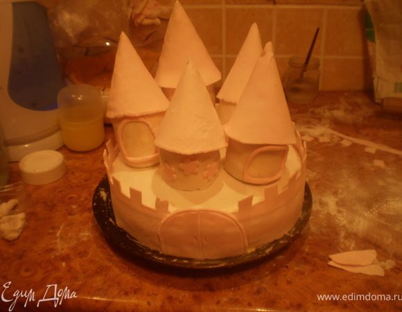 Собираем торт. Сверху ставим башенки, их накрываем крышами.