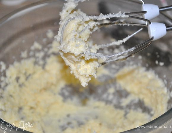 Взбить масло комнатной температуры с сахаром