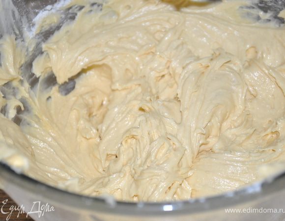 добавить желтки, ванильный сахар, соду и муку, все перемешать миксером.