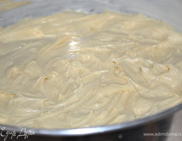 Форму смазать маслом и вылить тесто. Выпекать в нагретой до 170 гр. духовке минут 25-30 до готовности. Готовность проверить палочкой. Остудить.