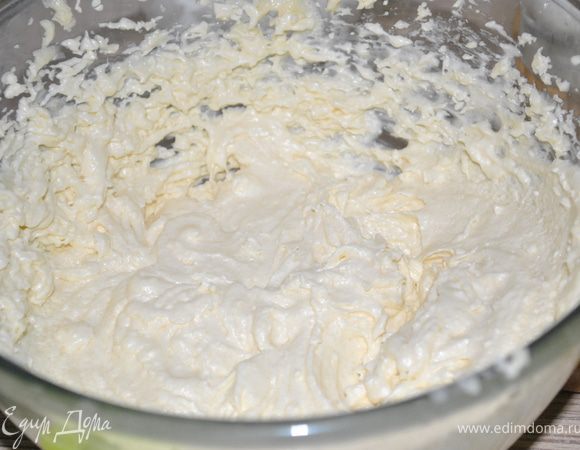 Приготовим суфле. Масло взбить со сгущенкой в пышную массу.