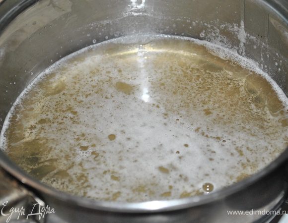 Замочить желатин в 0,5 ст. воды. Когда разойдется, доб. половину сахара и половину лим. к-ты. Поставить на огонь. Нагреть почти до кипения.