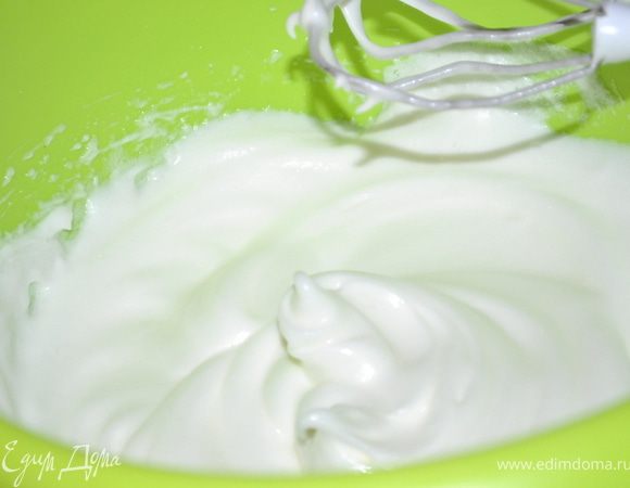 Белки взбить с сахаром и лимонной кислотой до устойчивых пиков. Влить тонкой струйкой горячий желатин и все время взбивать!