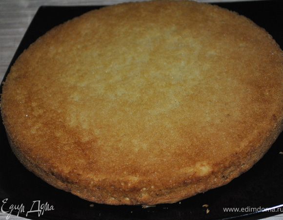 В масляный крем частями вводить белки и все время взбивать. На остывший корж надеть кольцо для торта, вылить суфле, поставить в холодильник на 2 часа.