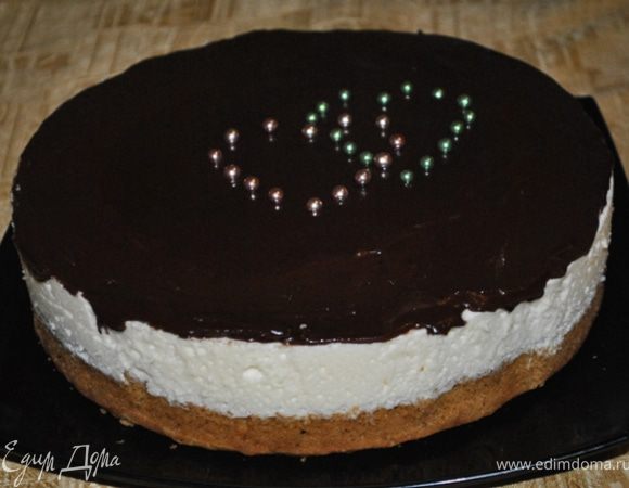 Застывший торт полить глазурью и украсить по желанию.