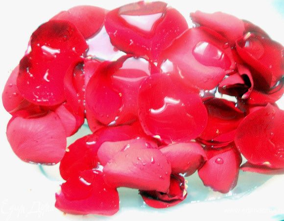 Бутон розы разделить на лепестки, тщательно промыть ***Конечно, магазинные цветы с их химической обработкой не подойдут, мне для этих целей подарили собственноручно выращенный цветок, с уверением, что никаких химикатов. Что ж, посмотрим, пока еще живы...:)*** Высушить.