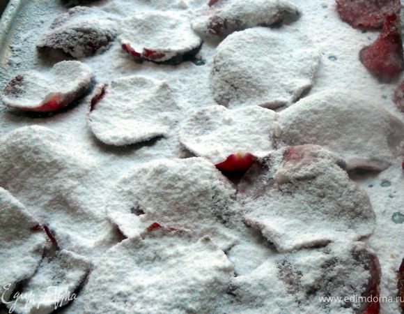 Белки взбить. ***А далее видимо произошла какая-то ошибка с моей стороны, в принципе следовал информации, найденной в сети, но получилось так, как получилось:)*** Итак: лепестки смазать белком с помощью кисточки (в оригинале обмакивать) и тут же присыпать сахарной пудрой, с двух сторон (в оригинале - опять же окунать). ***И так как лепестки были влажными от белка, мне приходилось присыпать и присыпать пудрой, слой становился все толще и толще и в итоге вся эстетика нежности роз сошла на нет:) Как правильно сделать, пока не могу сказать, может есть у кого то идея?! Кстати, несколько лепестков посыпал мелким сахаром - получилось прекрасно, тонким слоем!*** Выложить на противень, и оставить в проветриваемом помещении, пока не подсохнут, займет это примерно 1-1,5 суток. Пару раз следует перевернуть.