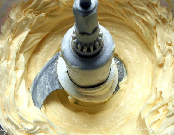 Для крема соединить маскарпоне, сахарную пудру и желтки, ром по желанию, взбить.