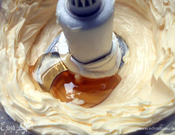 Добавить мед ***1,5-2 ст.л.,выбирайте не очень яркий по вкусу***, повторно взбить и попробовать, при необходимости положить еще: мед, конечно, не должен перебивать вкус сыра, но все же чувствоваться должен. Сварить крепкий кофе, немного подсластить.