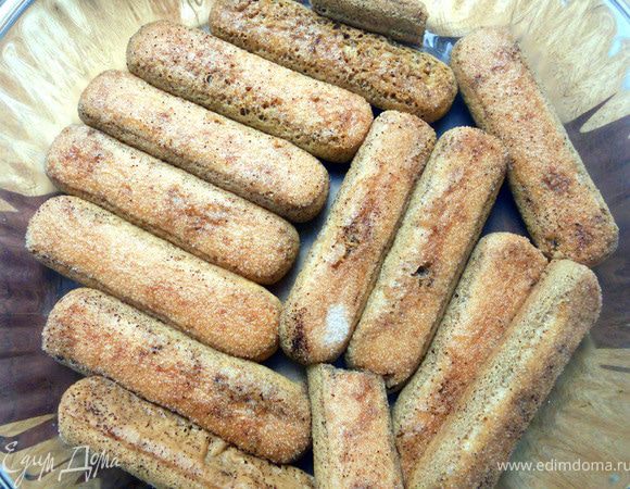 Савоярди окунуть в кофе и выложить на дно формы ***По-моему есть две группы людей: те, кто любят более "сухой" тирамису, отлично держащий форму и те, кто предпочитают сочный и влажный! Я определенно отношусь ко второй категории, поэтому отпускаю печенье в кофейное плавание явно дольше 0,5 секунды:)***