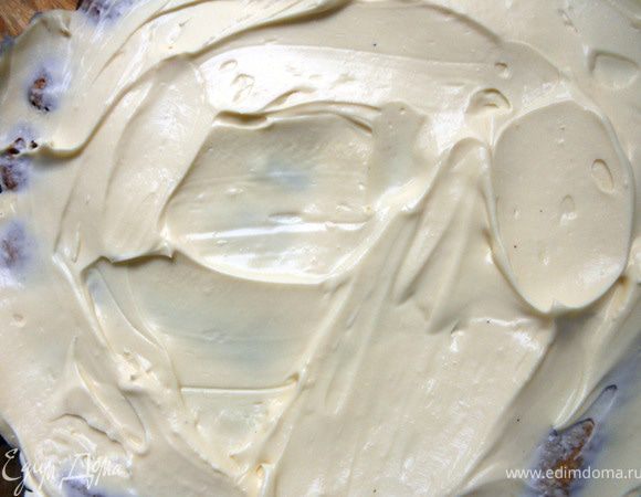 Поверх распределить 1/2 часть крема. Далее слои повторить, верхний - крем. Затянуть форму пленкой, отправить в холодильник как минимум на 8 часов, можно и дольше. Перед подачей обильно присыпать какао-порошком и украсить лепестками роз (целыми или измельченными, предварительно стряхнуть лишнюю пудру). ***Так как мне добавить дополнительную нежность поверхности тирамису, я еще слегка присыпал сахарной пудрой***. P.S. Очень вкусный и душевный вариант, розы слегка хрустящие и вкусные. У них только один минус - через некоторое время размокают.