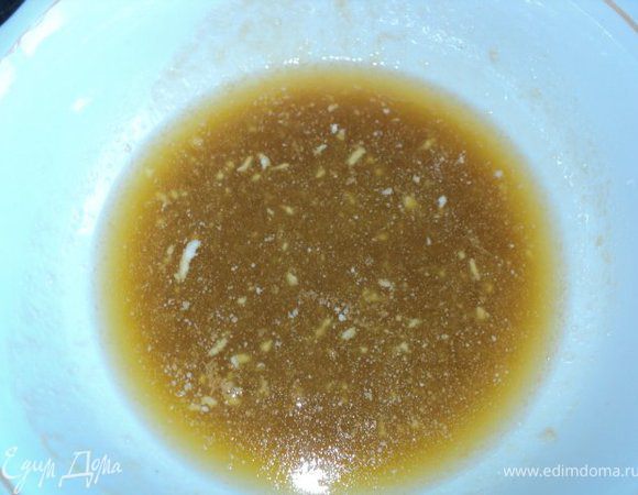 Маргарин, мед и сахар растопить в микроволновке или на водяной бане.