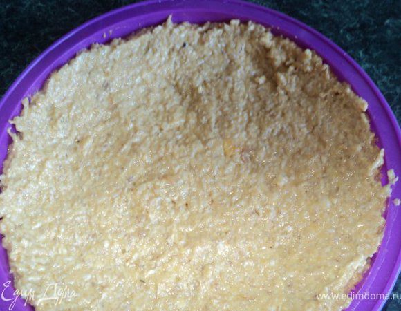 Форму смазать маслом, выложить набухшее овсяное тесто, разровнять  и уплотнить, сформировать бортики.