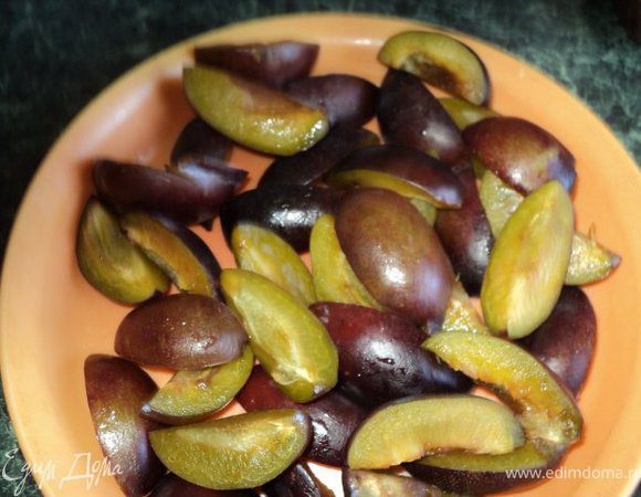 Сливы очистить от косточек, разрезать на 4 части.