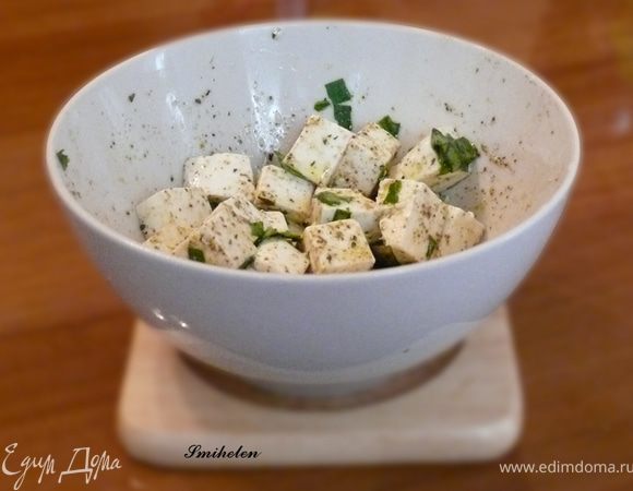 Первым делом готовим маринад для сыра. Нарезаем фету на кубики, засыпаем сверху пряностью хмели-сенели (можно пряность для салата или сушеный базилик) и мелко нарезаем свежий базилик. Пару листочков оставить для украшение. Заливаем оливковым маслом extra-virgin. Аккуратно, чтобы не повредить кубики перемешиваем и отставляем в сторону.