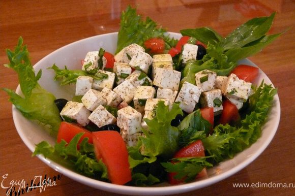 Летний салат с фетой и маслинами