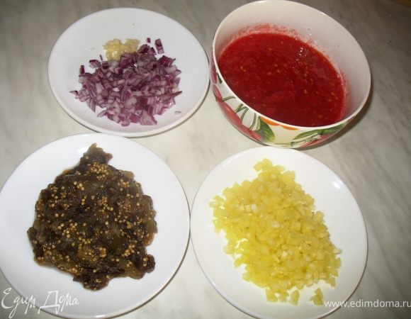 Отварить баклажан и остудить. 
Мелко нарезать лук, чеснок, салатный перец.
Порубить баклажан и помидоры ( шкурку снять ошпарив их кипятком или натереть на терке, оставив шкурку в руках).

