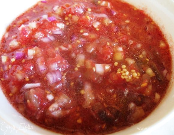 Все смешать, посолить, поперчить и заправить растительным маслом. 