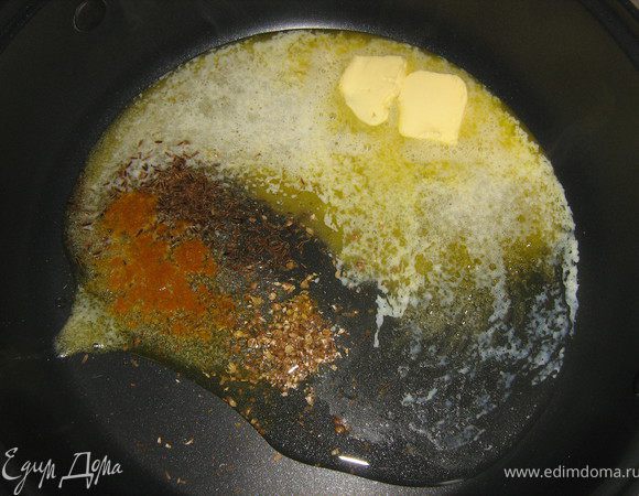  Пока варится бульон, разогреть сковороду, положить сливочное масло, влить растительное. Сразу же добавить специи и готовить, пока не растает сливочное масло