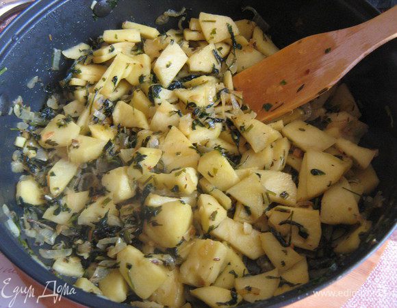 Петрушку промыть,крупно порубить. Чеснок очистить, измельчить. Яблоки очистить от кожуры, удалить сердцевину, нарезать дольками. Лук очистить, одну луковицу нарезать произвольно.Размешать. Добавить зелень петрушки и нарезанный лук. Готовить, помешивая, 1 мин. Добавить яблоки и готовить еще минут 12-15,пока яблоки не станут мягкими.