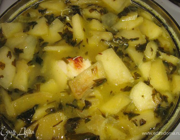 Выложить в сковороду куски отваренного филе, приправить солью и перцем и готовить все вместе на сильном огне 2 мин. Соединить бульон и содержимое сковороды, довести до кипения.