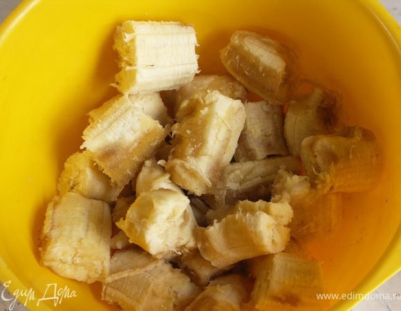 Бананы почистить и размять вилкой.