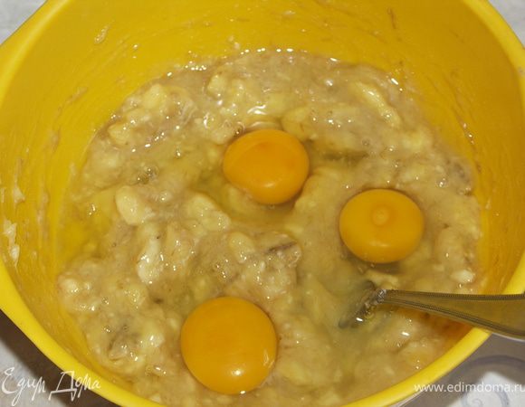 Добавить яйца, снова перемешать.