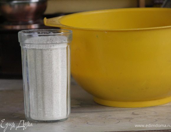 Добавить ром. Перемешать. Всеять муку с разрыхлителем, перемешать.