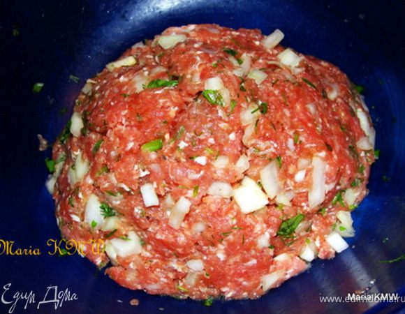 Приготовим фарш для чебуреков. Добавим рубленный или тертый лук, укроп, соль и перец. Так же можно добавить немного воды, для сочности фарша. Все тщательно перемешиваем.