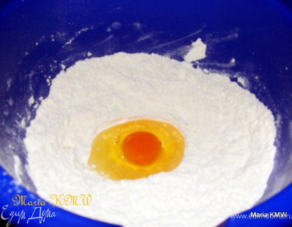 Замесим тесто, как на лапшу и пельмени. В муку добавим яйцо, щепотку соли, постепенно вливаем воду и замешиваем тесто.  
