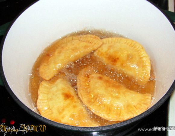 Жарим чебуреки на горячем растительном масле, в казанке. Обжаривать лучше в начале коротко с обеих сторон, иначе если увлечься, может на одной стороне появится трещинка и чебурек лопнет и потеряет столь ценный сок. Обжариваем их до золотистого цвета.