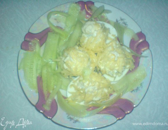 шарики складывать на листья салата,можно украсить огурцами