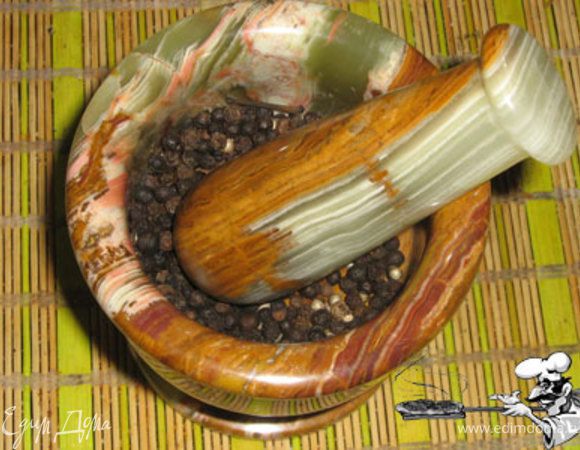 Свинная шея (За хорошей свининой в какое-нибудь Волосово ехать грабить свинарники не стоит, сейчас она свободно продается в сети магазинов "Призма" по божеским ценам (240 руб. за кило)), 
Лимон,
Лук,
Перец черный (перетирается в ступке пестиком, ступка должна быть выполнена из оникса (как у меня), на крайний случай- из мрамора, который встречается- в Питере на станциях метро первой линии, в других городах- присматривайтесь к бывшим обкомам партии),